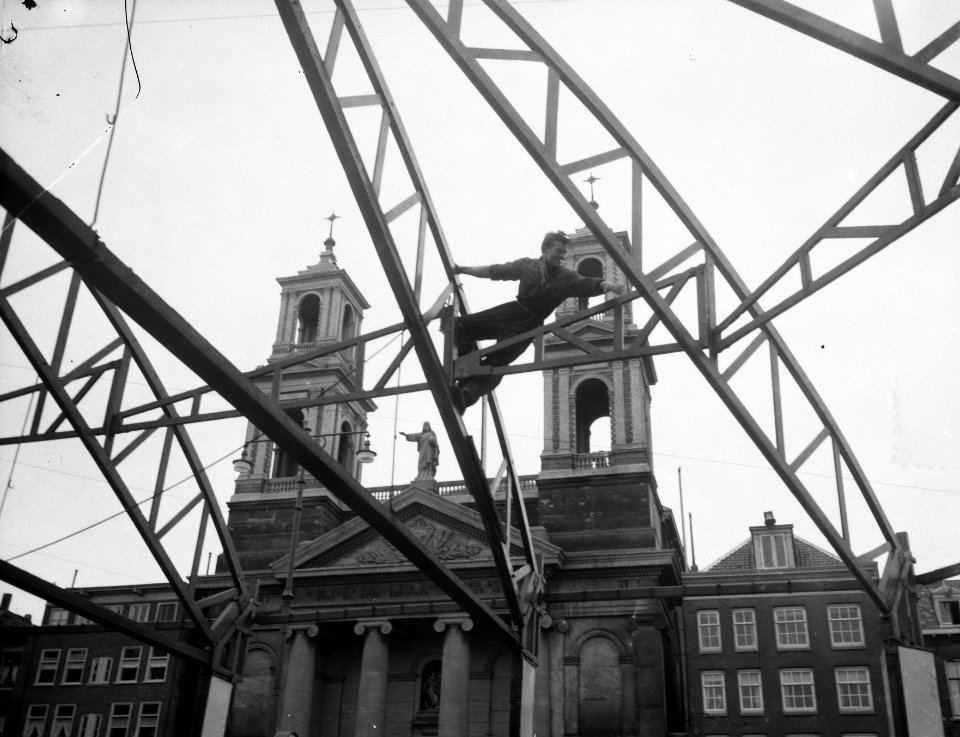 Aanbouw kermis Waterlooplein Amsterdam aangetast, Bestanddeelnr 906-7422