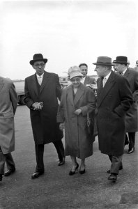 Aankomst op Schiphol van Surinaamse reg delegatie vlnr minister president d, Bestanddeelnr 911-1853
