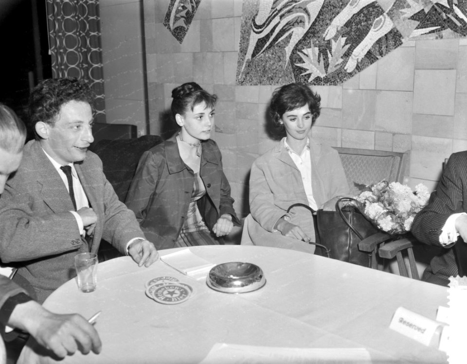 Aankomst van Milly Perkins , vertolkster van Anne Frank in de film het dagboek v, Bestanddeelnr 910-3989