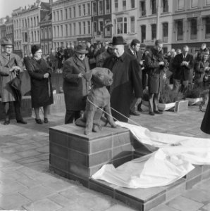Aan het Hermesplantsoen te Rotterdam onthulde mr. dr. K. P. van der Mandele beel, Bestanddeelnr 915-7479