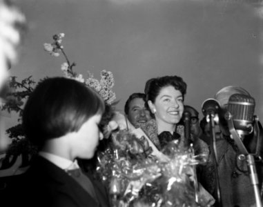 Aankomst Teddy Scholten, winnares Eurovisie Songfestival 1959, uit Cannes op Sc…, Bestanddeelnr 910-2094