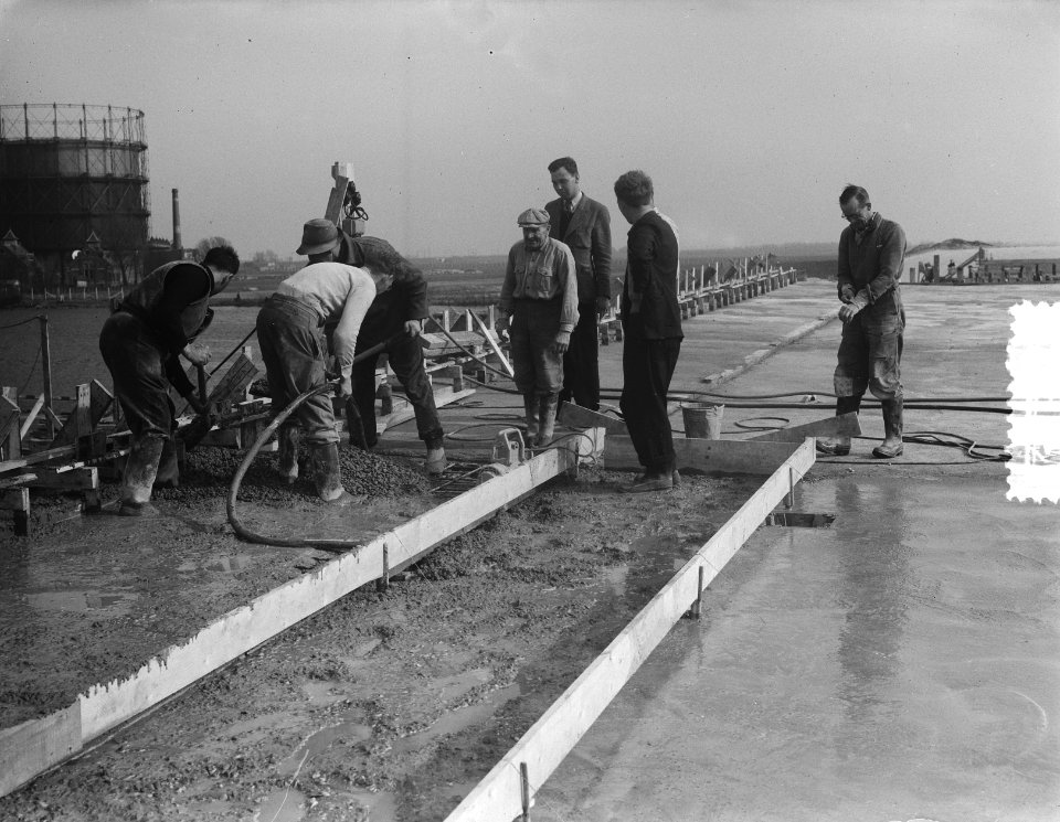 Aanbouw nieuwe Amstelbrug. Beton storten, Bestanddeelnr 905-6335