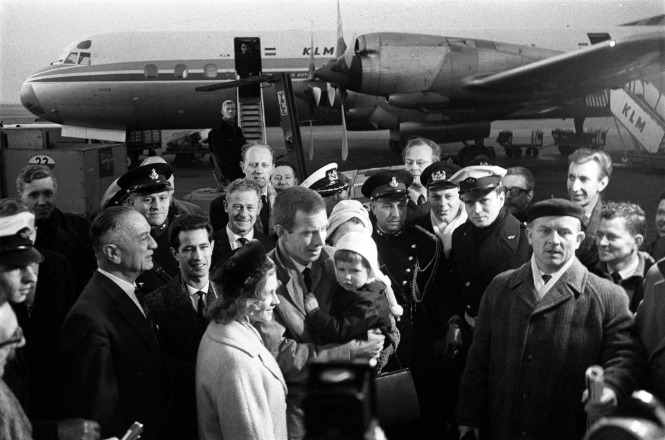 Aankomst Reydon en de Jager uit Rusland op Schiphol. De aankomst, Bestanddeelnr 915-8101