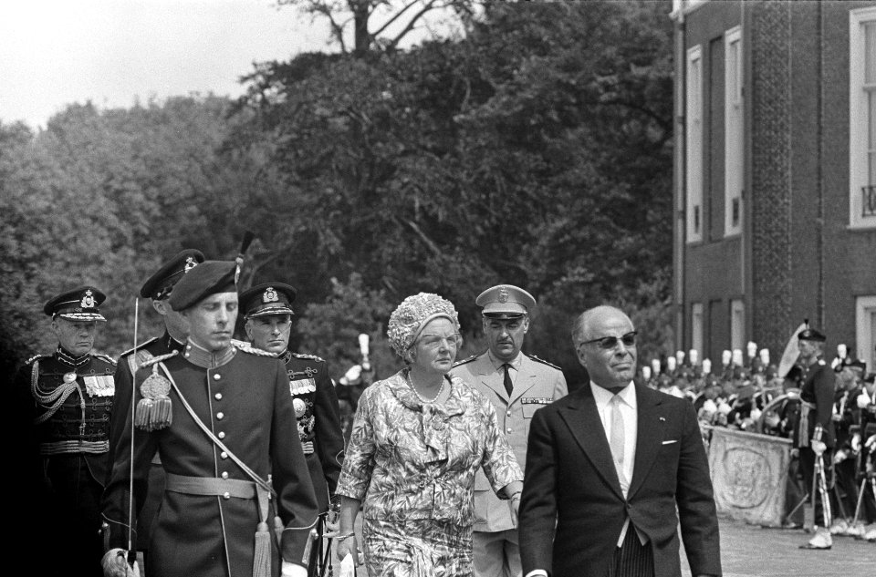 Aankomst President Bourguiba bij Huis ten Bosch met koningin Juliana en prins Be, Bestanddeelnr 919-3296