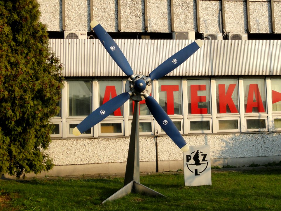 2019 Warszawa śmigło przed siedzibą LOT