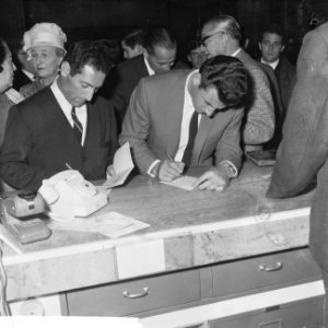 Aankomst Real Madrid te Rotterdam, Gento schrijft zich, Bestanddeelnr 918-1413