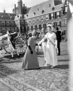 Aankomst van prinses Margriet en prinses Christina bij de Ridderzaal, Bestanddeelnr 919-5766