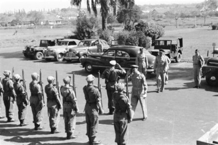 Aankomst van legercommandant, generaal S.H. Spoor, gevolgd door generaal De Waal, Bestanddeelnr 248-1-5