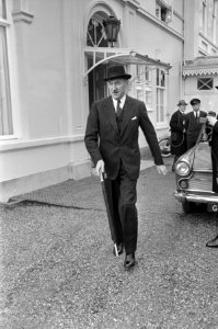 Aankomst van Mr. J.M.A.H. (Joseph) Luns (KVP) bij het ministerie van Algemene Za, Bestanddeelnr 919-8007
