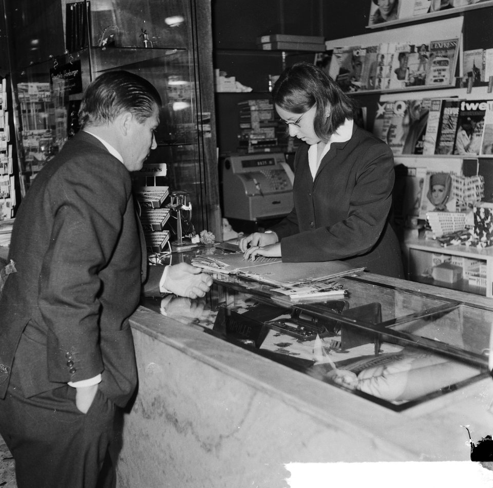 Aankomst Real Madrid te Rotterdam, Puskas bij de Hilton-shop, Bestanddeelnr 918-1414