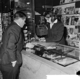 Aankomst Real Madrid te Rotterdam, Puskas bij de Hilton-shop, Bestanddeelnr 918-1414