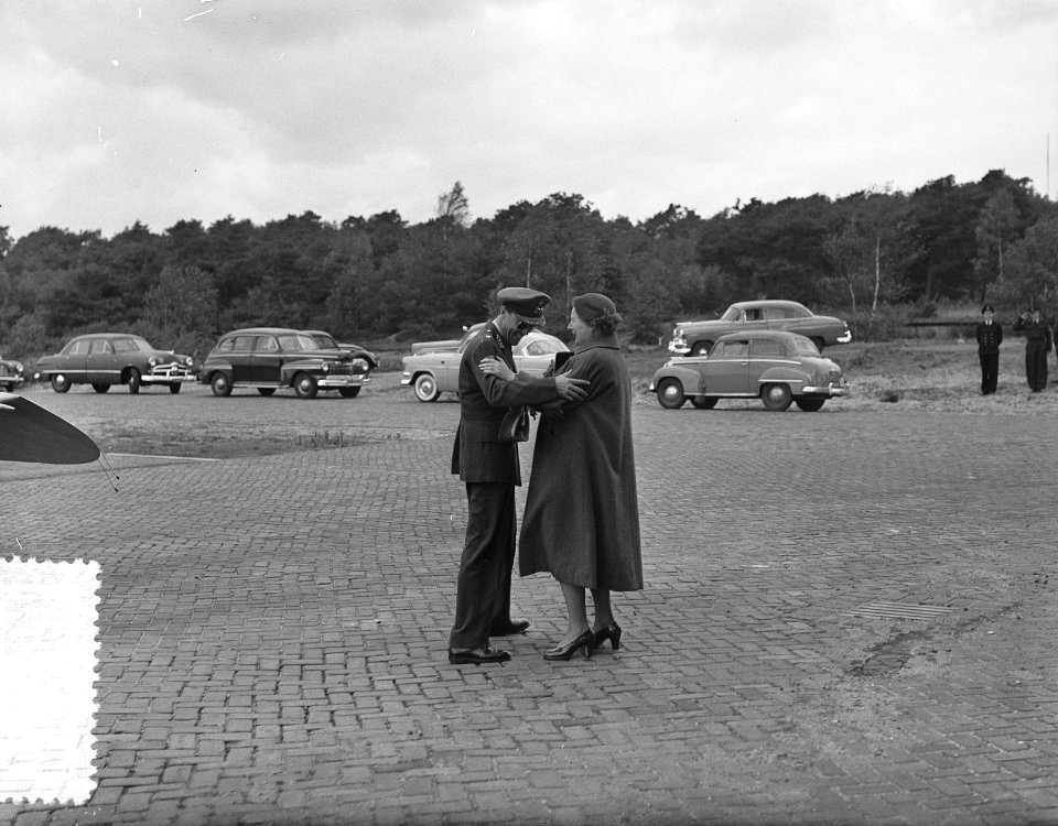 Aankomst prins Bernhard op Soesterberg uit Zuid Afrika o.a. begroeting door koni, Bestanddeelnr 906-7969