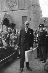Aankomst van minister van Fianciën Witteveen met de miljoenennota en het koffer…, Bestanddeelnr 920-7211