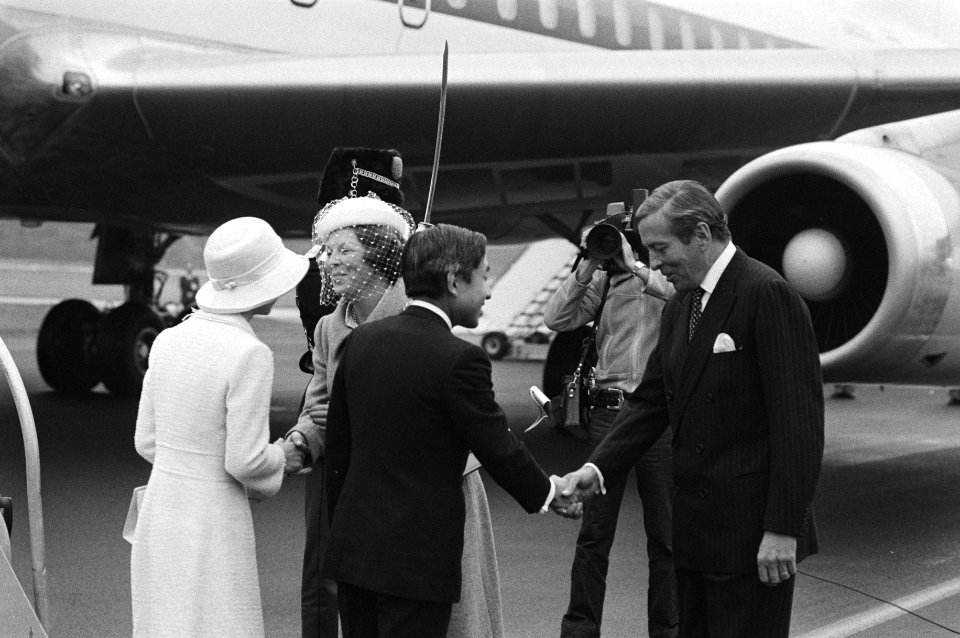 Aankomst op vliegbasis Soesterberg kroonprins Akihito en Prinses Michiko worden, Bestanddeelnr 930-4762