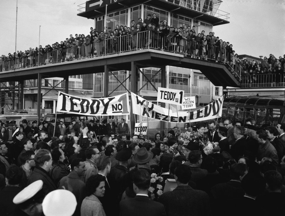 Aankomst Teddy Scholten, winnares Eurovisie Songfestival 1959, uit Cannes op Sc…, Bestanddeelnr 910-2095