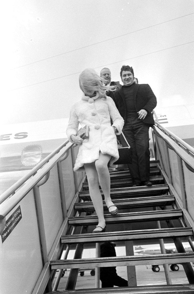 Aankomst Sylvie Vartan op Schiphol, Sylvie op vliegtuigtrap (mini-rok), Bestanddeelnr 919-8631