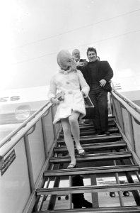 Aankomst Sylvie Vartan op Schiphol, Sylvie op vliegtuigtrap (mini-rok), Bestanddeelnr 919-8631