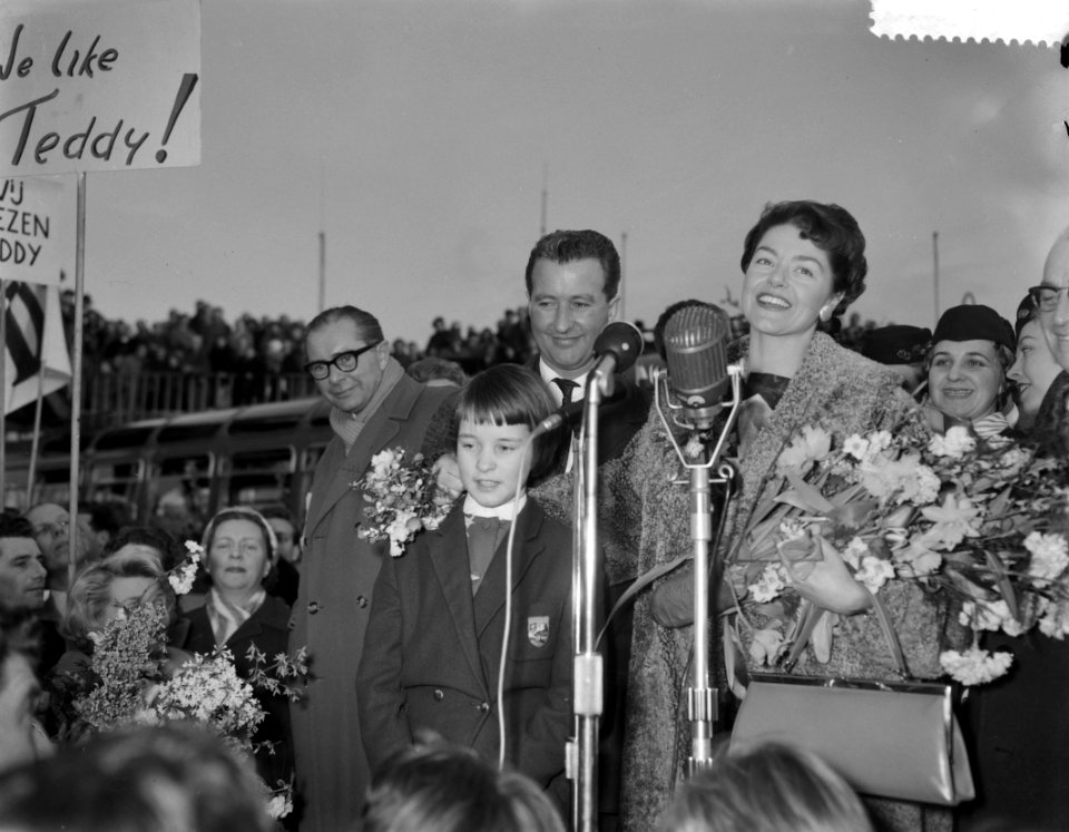 Aankomst Teddy Scholten, winnares Eurovisie Songfestival 1959, uit Cannes op Sc…, Bestanddeelnr 910-2099