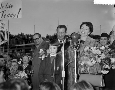 Aankomst Teddy Scholten, winnares Eurovisie Songfestival 1959, uit Cannes op Sc…, Bestanddeelnr 910-2099