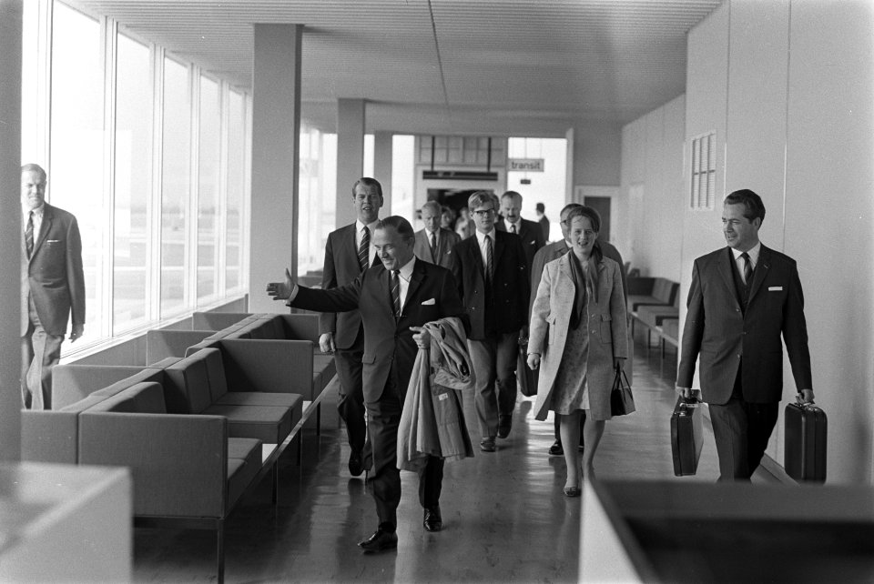 Aankomst premier de Jong op Schiphol (terug uit de West links minister Witteveen, Bestanddeelnr 921-3554