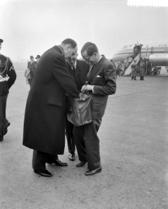 Aankomst van Minister Luns uit Londen op Schiphol Minister Luns met zijn tas, Bestanddeelnr 912-2256 photo