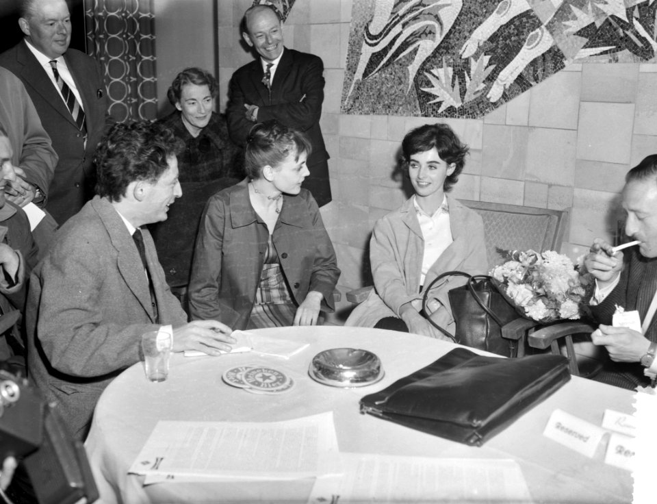 Aankomst van Milly Perkins , vertolkster van Anne Frank in de film het dagboek v, Bestanddeelnr 910-3988
