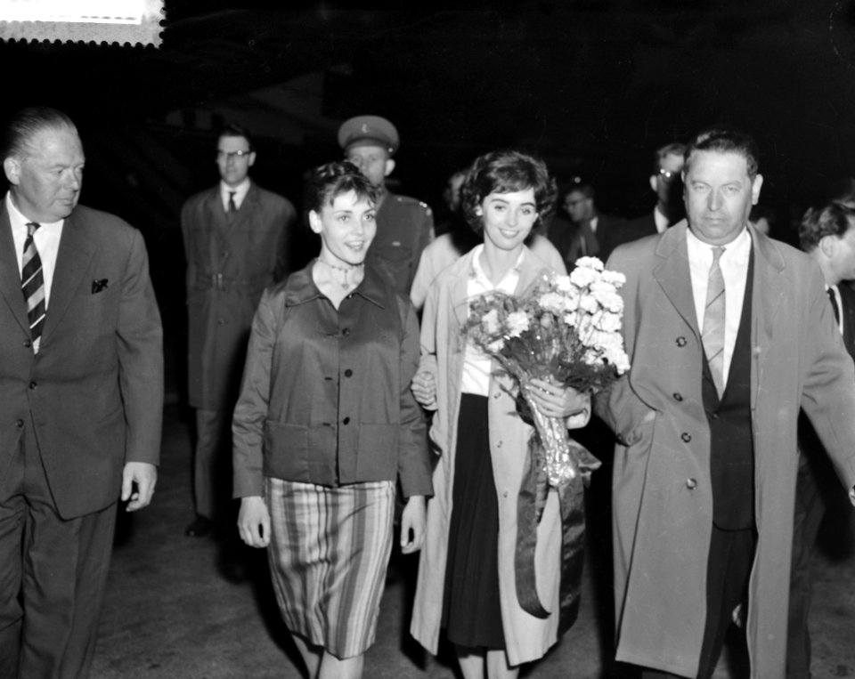 Aankomst van Milly Perkins , vertolkster van Anne Frank in de film het dagboek v, Bestanddeelnr 910-3986