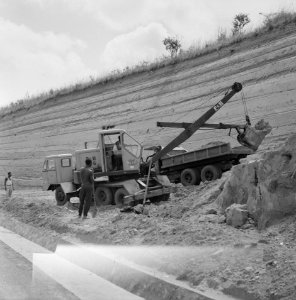 Aanleg wegen, arbeiders, vrachtwagens, draglines, Bestanddeelnr 250-8560