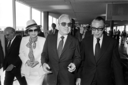 Aankomst op Schiphol van secretaris-generaal VN, Perez de Cuellar (m) links zijn, Bestanddeelnr 932-2442