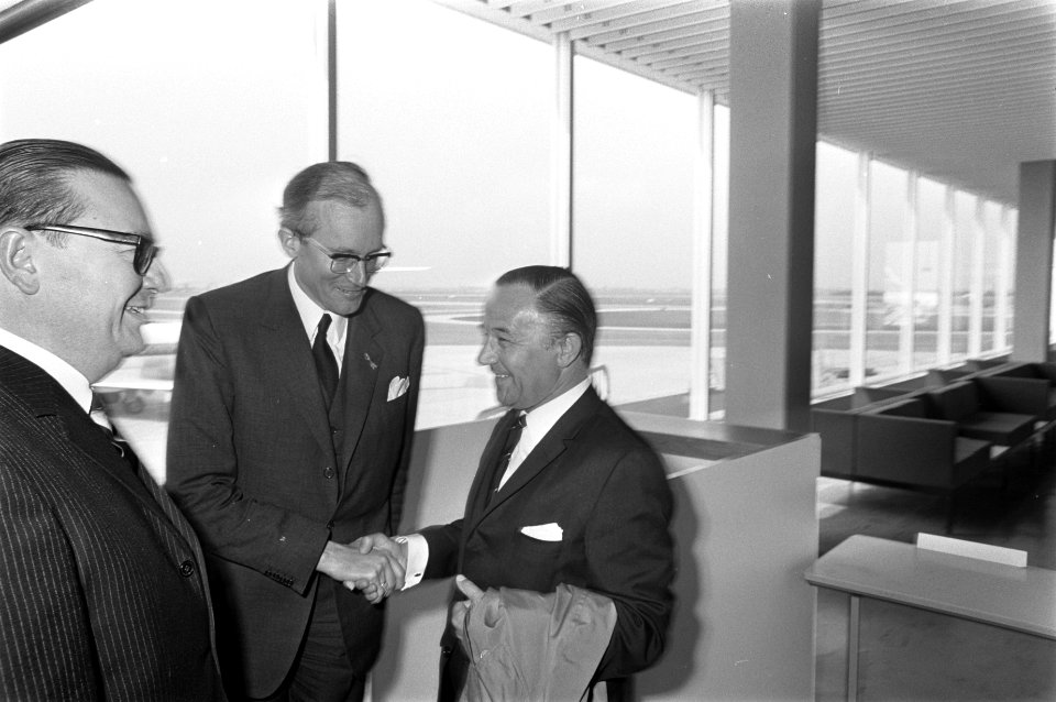 Aankomst premier de Jong op Schiphol (terug uit de West links minister Witteveen, Bestanddeelnr 921-3553
