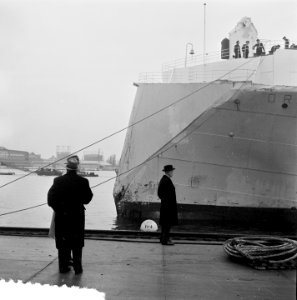 Aankomst Oranje in haven Amsterdam. De voorsteven laat de noodreparatie zien n, Bestanddeelnr 905-5696