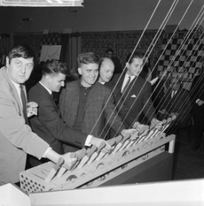 26e Hoogovenschaaktoernooi loting in Kennemertheater te Beverwijk, tijdens de lo, Bestanddeelnr 915-9160