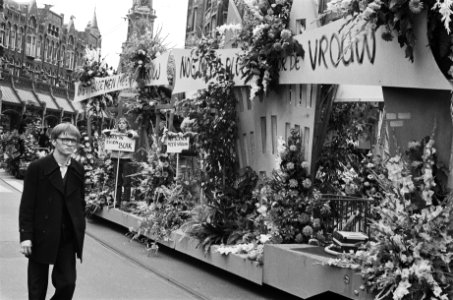 31e Aalsmeerse Bloemencorso in Amsterdam praalwagen Dolle Mina, Bestanddeelnr 929-8823