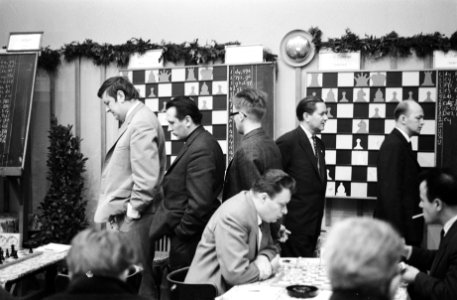 26e Hoogovenschaaktoernooi te Beverwijk, v.l.n.r. staande Hein Donner , Lengyel , Bestanddeelnr 915-9392