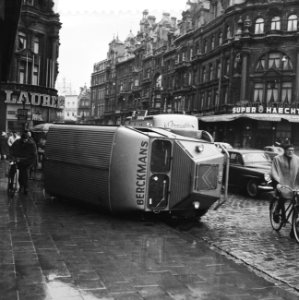 24-uurs staking in Belgie (Antwerpen) omgegooide auto, Bestanddeelnr 910-9835