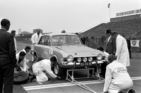 24-uurs rit op circuit van Zandvoort, Onderhoud aan de auto (een Ford Corsair) v, Bestanddeelnr 917-9359