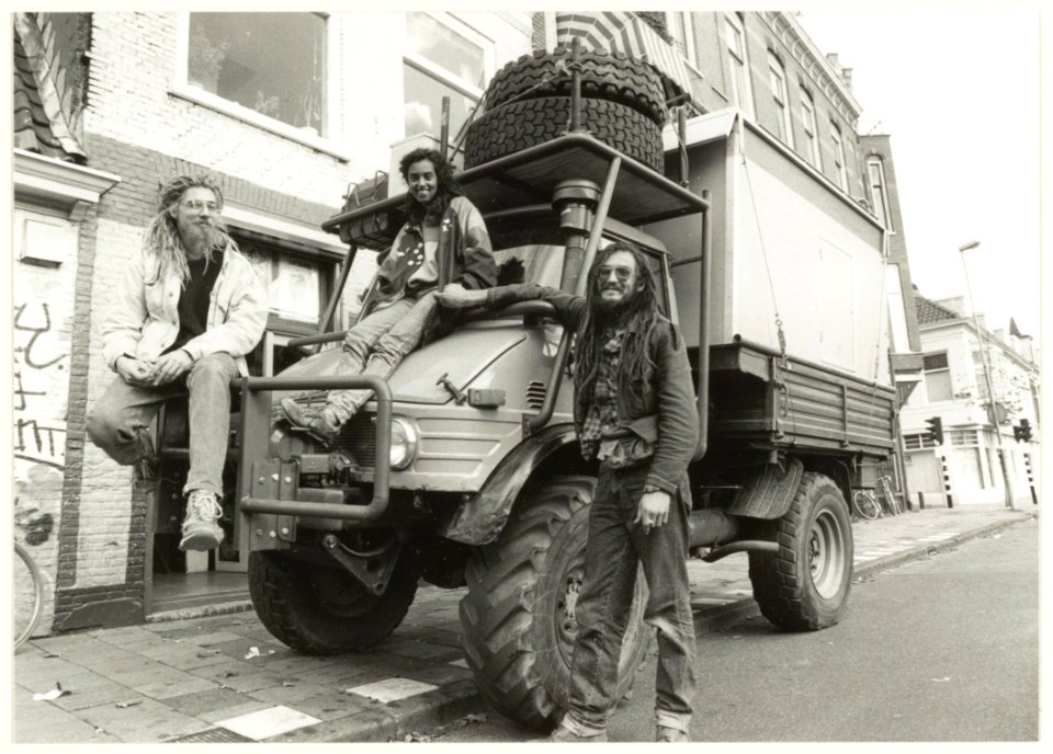 Alja Tollenaar, Sjoerd Porton en Edward Spanjaard bij de Unimog waarmee zij naar Botswana willen reizen. NL-HlmNHA 54031958