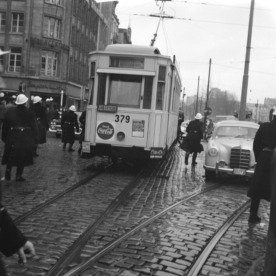 24-uurs staking in Belgie (Antwerpen) omgegooide auto, Bestanddeelnr 910-9841