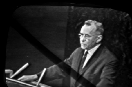 Alexey Kosygin, premier van de Sovjet-Unie, spreekt de vergadering toe, Bestanddeelnr 920-4197