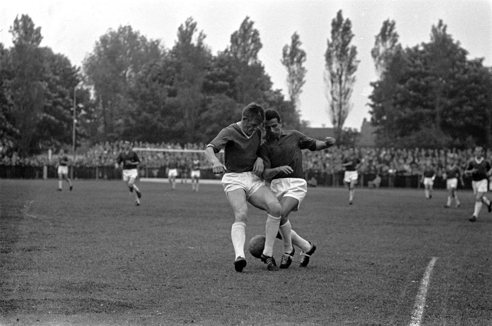 Alkmaar tegen NEC 1-2, keeper de Hond springt naar de bal rechts Smulders (NEC) , Bestanddeelnr 915-2252
