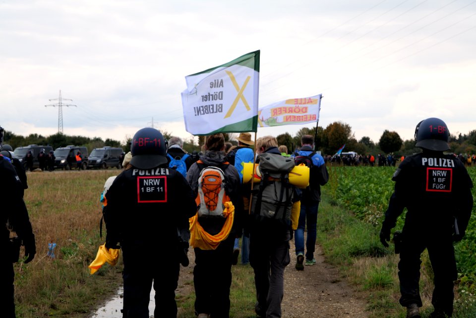 Alle Dörfer bleiben at Ende Gelände AKK finger 2020-09-26 12