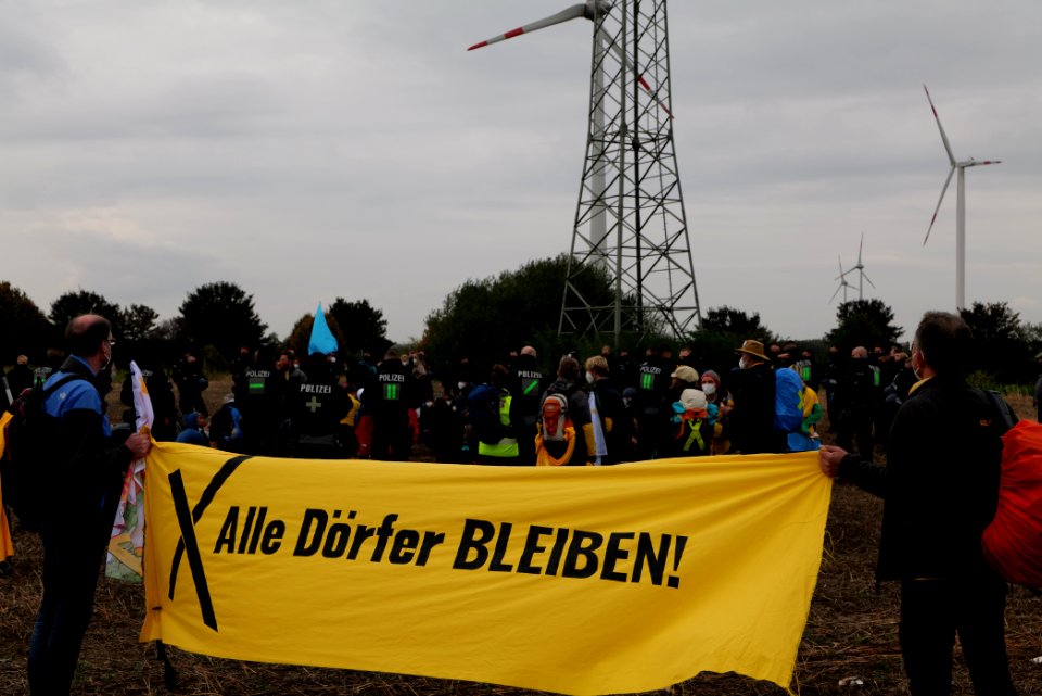 Alle Dörfer bleiben at Ende Gelände AKK finger 2020-09-26 22