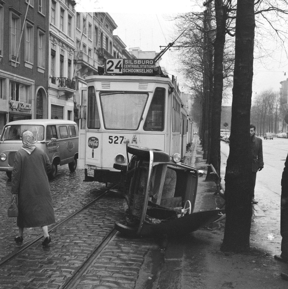 24-uurs staking in Belgie (Antwerpen) omgegooide auto, Bestanddeelnr 910-9840