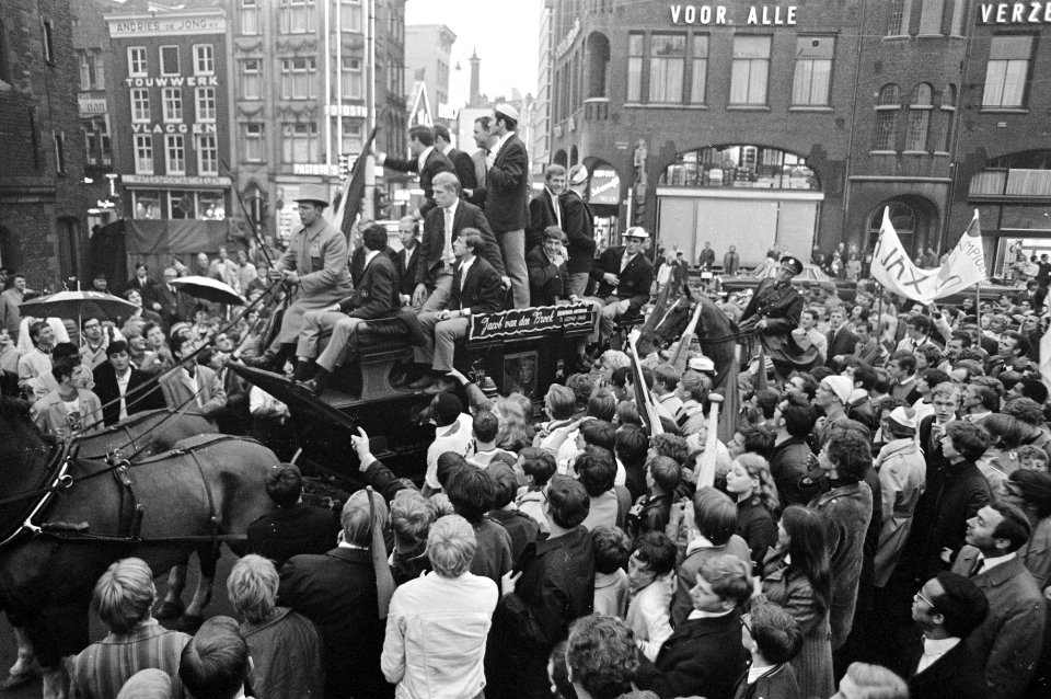 Ajax kampioen, rondrit door de stad in koets bij Marktplein, Bestanddeelnr 921-3898