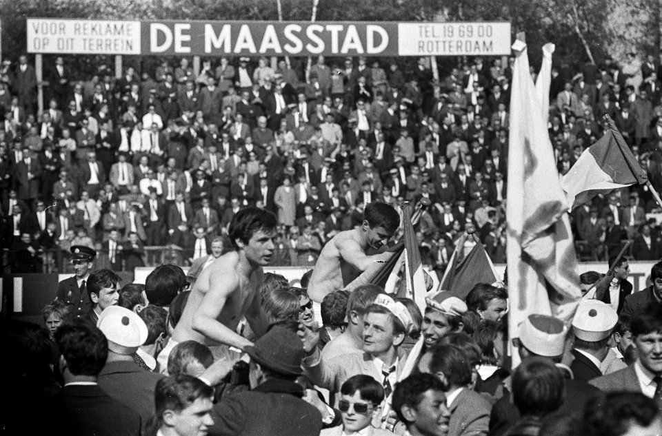 Ajax kampioen, links Suurbier en rechts Vasovic op schouders van supporters, Bestanddeelnr 920-2833
