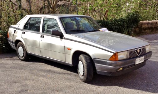 Alfa Romeo 75 front