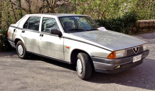 Alfa Romeo 75 front photo