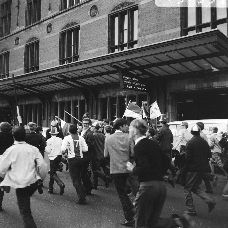 Ajax kampioen, supporters bij Centraal Station, Bestanddeelnr 919-1557
