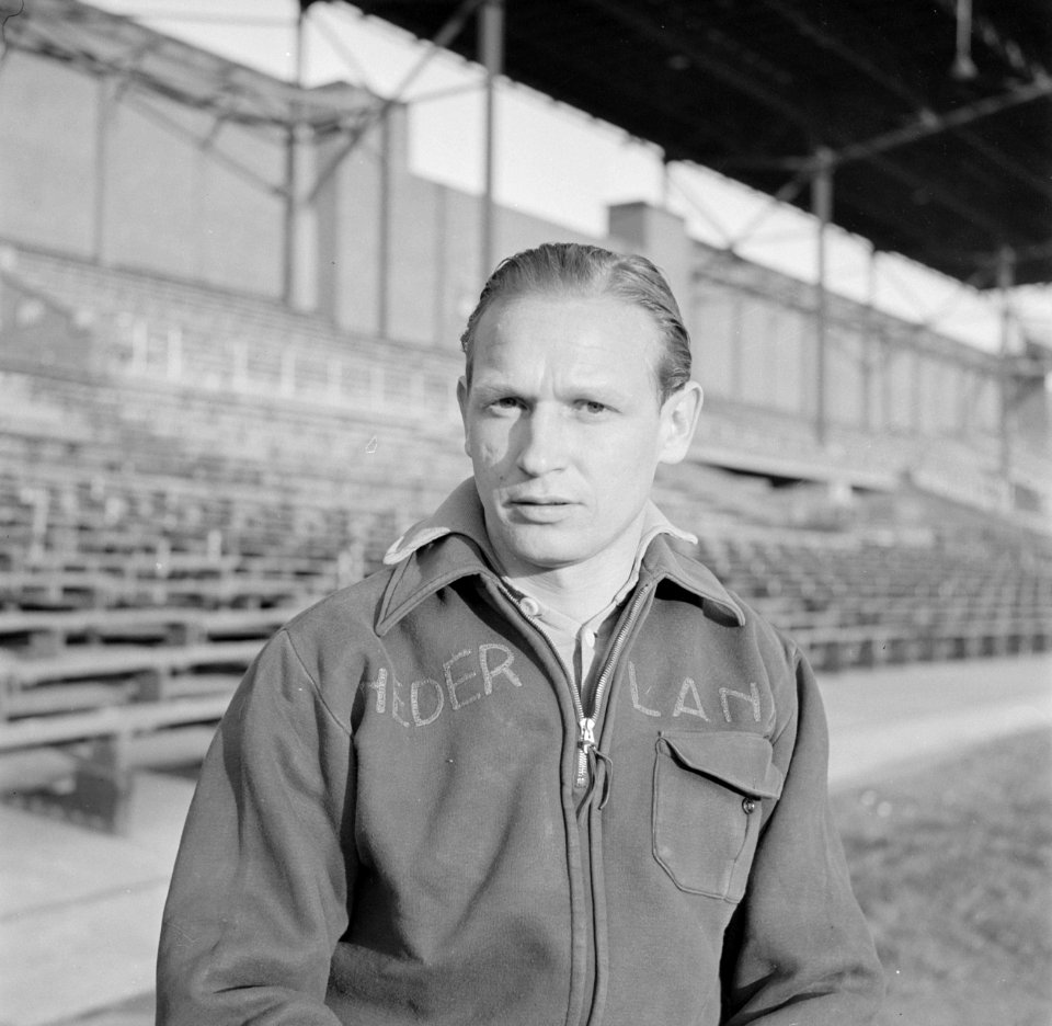 Aad de Jong (ADO) in het Olympisch Stadion in Amsterdam, enige dagen na de oefen, Bestanddeelnr 191-1071