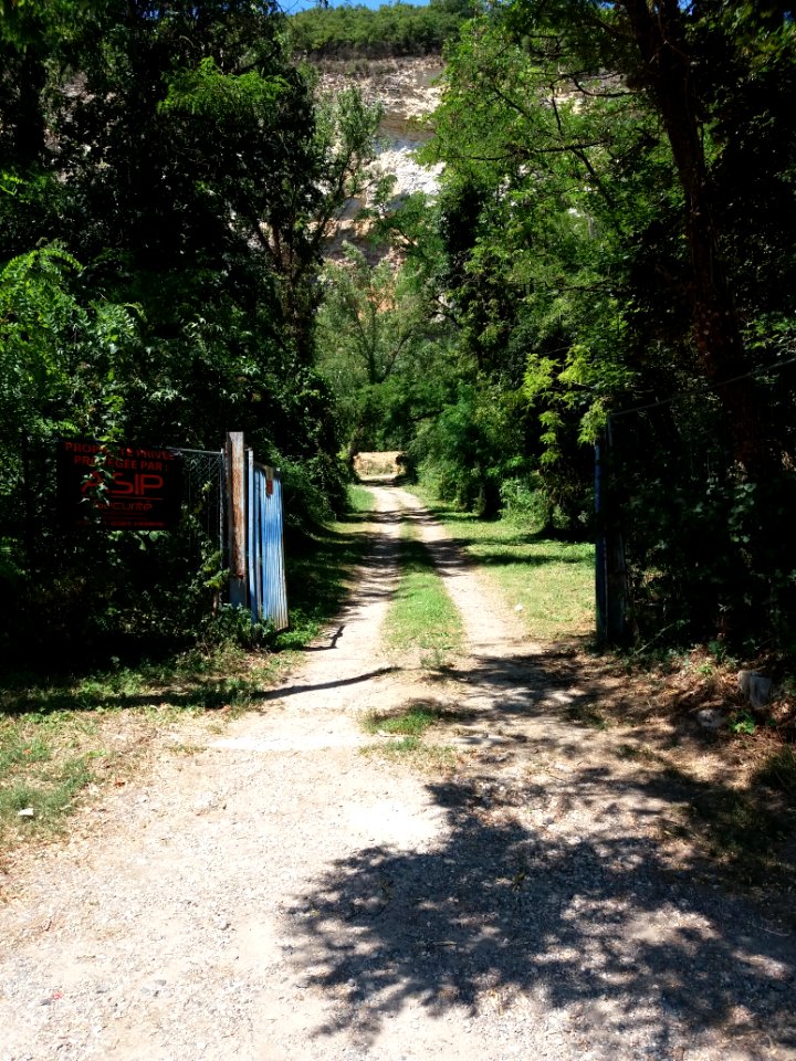 Albigny-sur-Saône - Chemin menant aux anciennes carrières, au bout du chemin des Carrières